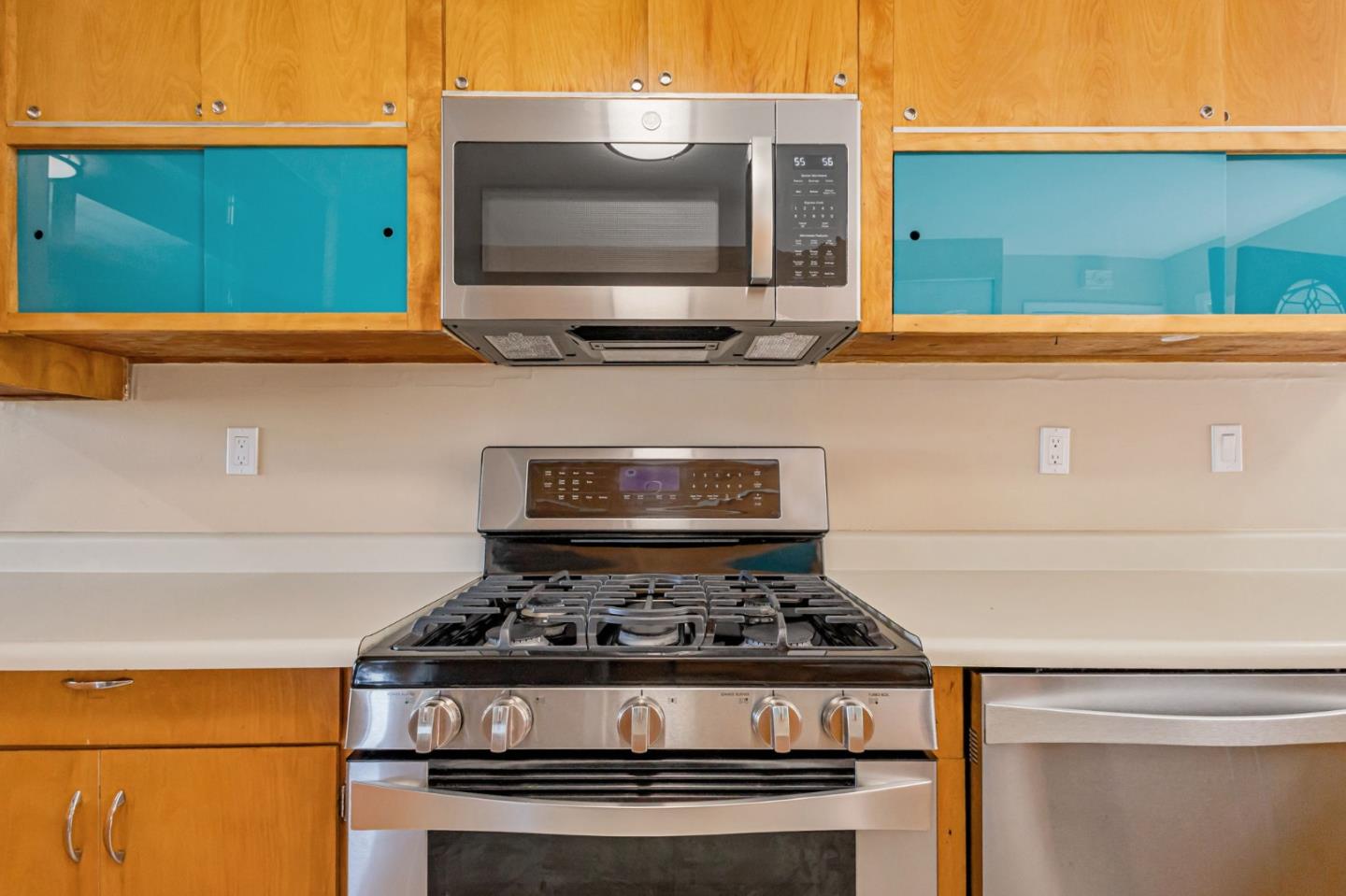 Detail Gallery Image 8 of 27 For 253 Humboldt Rd, Brisbane,  CA 94005 - 2 Beds | 1 Baths