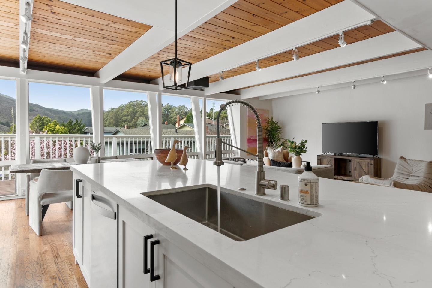 Detail Gallery Image 16 of 33 For 1 Sequoia Way, Pacifica,  CA 94044 - 4 Beds | 3 Baths