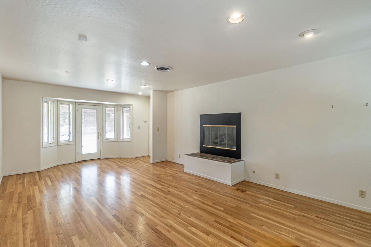Detail Gallery Image 11 of 24 For 2331 Carmel Dr, Palo Alto,  CA 94303 - 6 Beds | 5 Baths