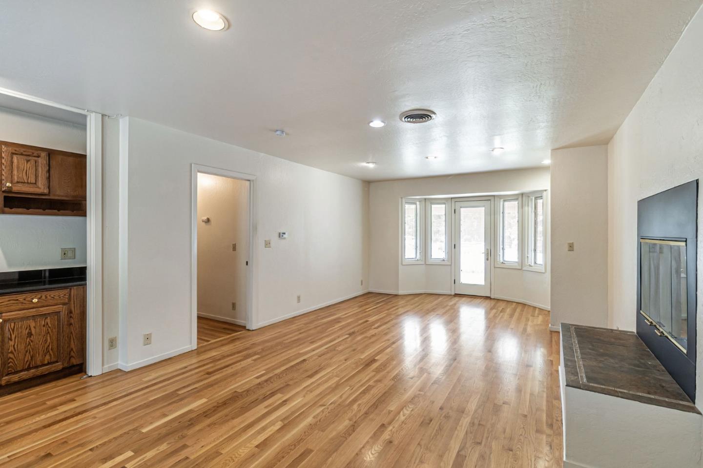Detail Gallery Image 12 of 24 For 2331 Carmel Dr, Palo Alto,  CA 94303 - 6 Beds | 5 Baths