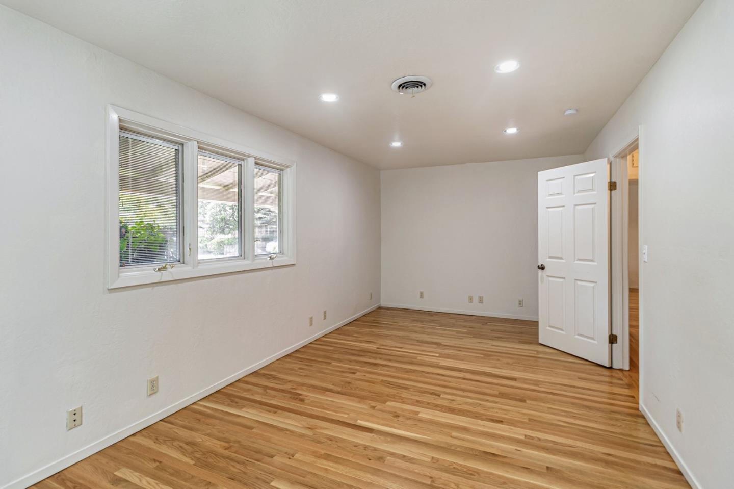 Detail Gallery Image 14 of 24 For 2331 Carmel Dr, Palo Alto,  CA 94303 - 6 Beds | 5 Baths
