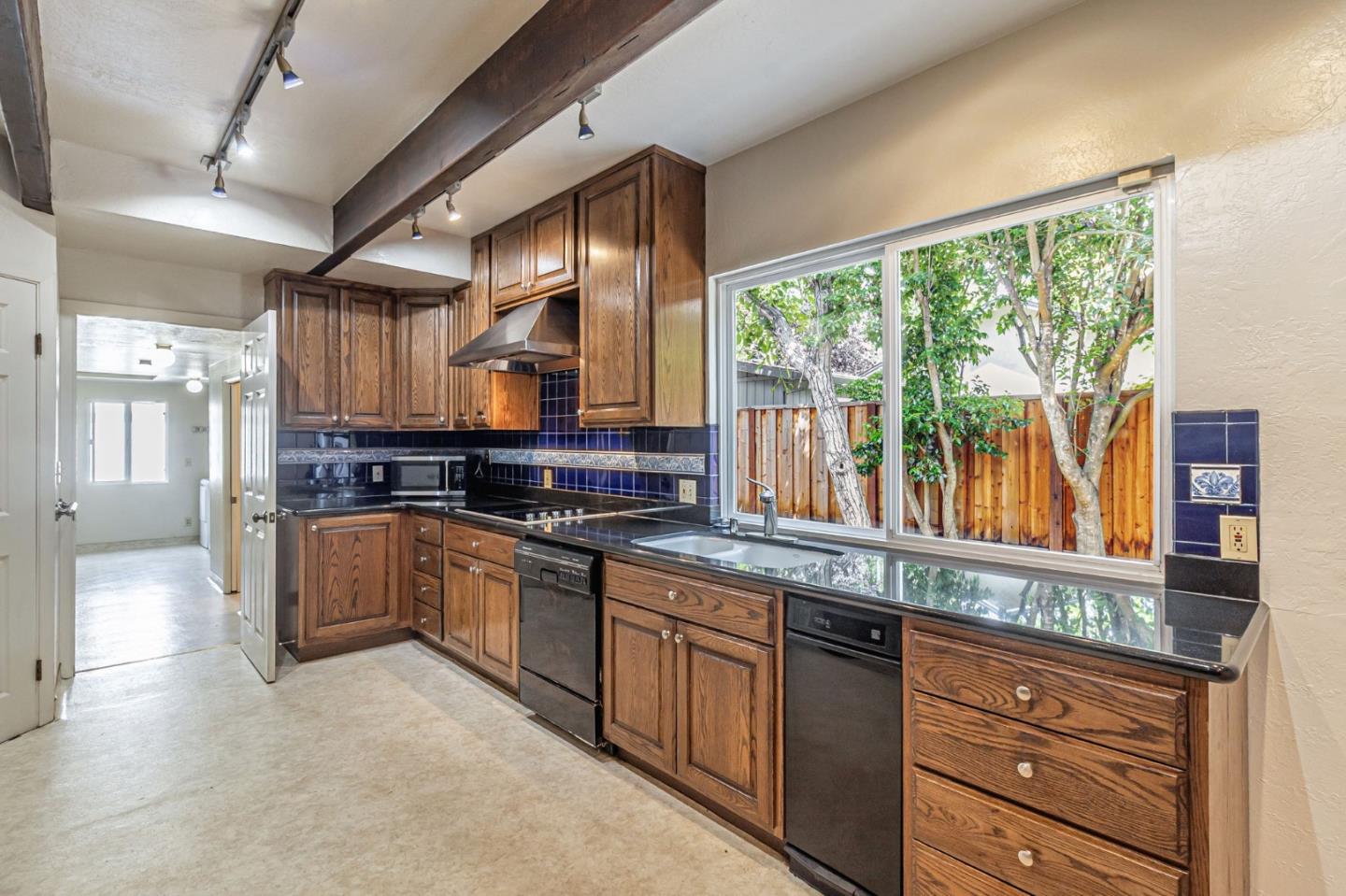 Detail Gallery Image 8 of 24 For 2331 Carmel Dr, Palo Alto,  CA 94303 - 6 Beds | 5 Baths