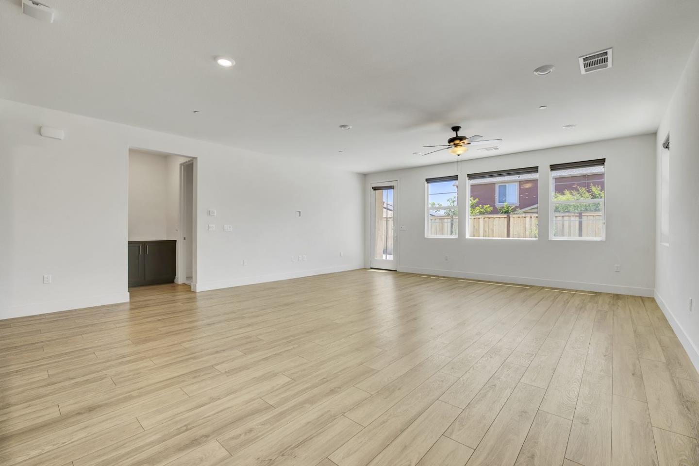 Detail Gallery Image 14 of 40 For 2606 Salinger Ave, Tracy,  CA 95377 - 4 Beds | 2/1 Baths