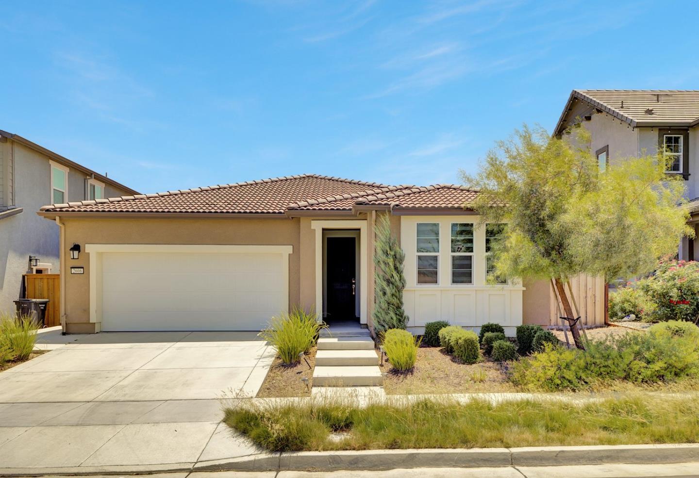 Detail Gallery Image 2 of 40 For 2606 Salinger Ave, Tracy,  CA 95377 - 4 Beds | 2/1 Baths