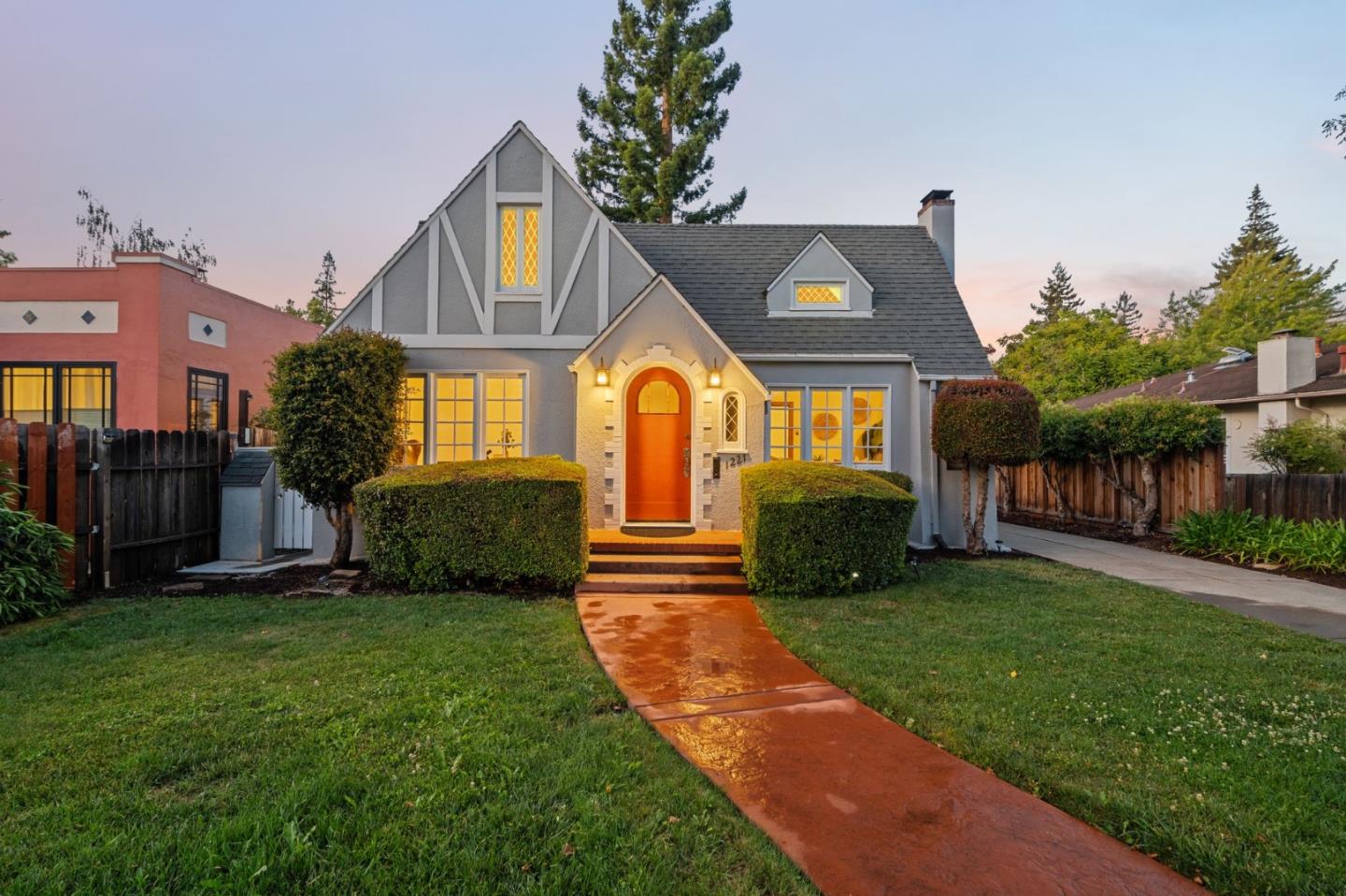 Detail Gallery Image 2 of 31 For 1221 Middlefield Rd, Palo Alto,  CA 94301 - 3 Beds | 1 Baths