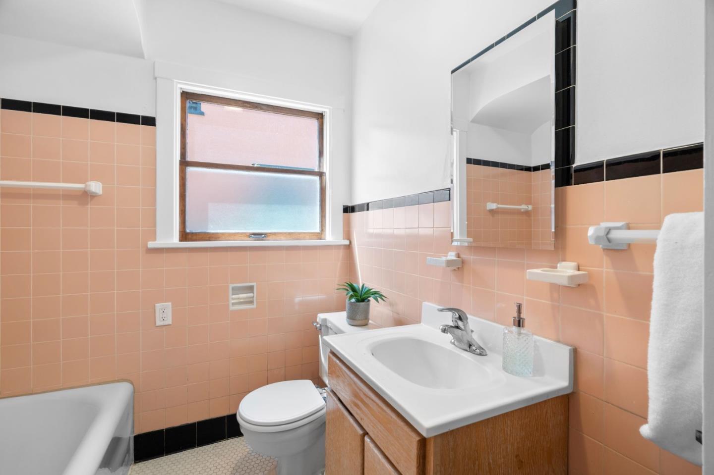 Detail Gallery Image 22 of 31 For 1221 Middlefield Rd, Palo Alto,  CA 94301 - 3 Beds | 1 Baths