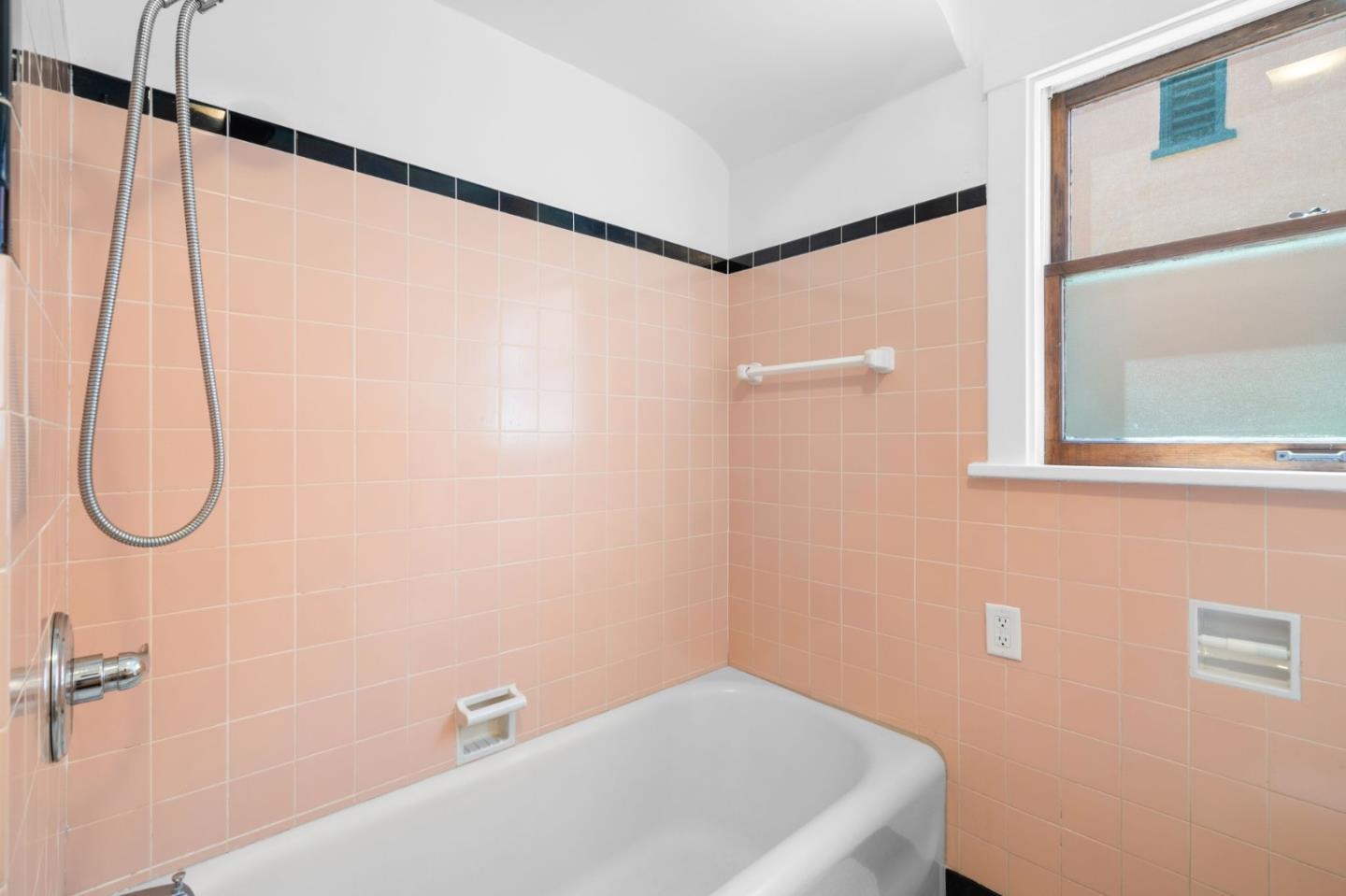 Detail Gallery Image 23 of 31 For 1221 Middlefield Rd, Palo Alto,  CA 94301 - 3 Beds | 1 Baths