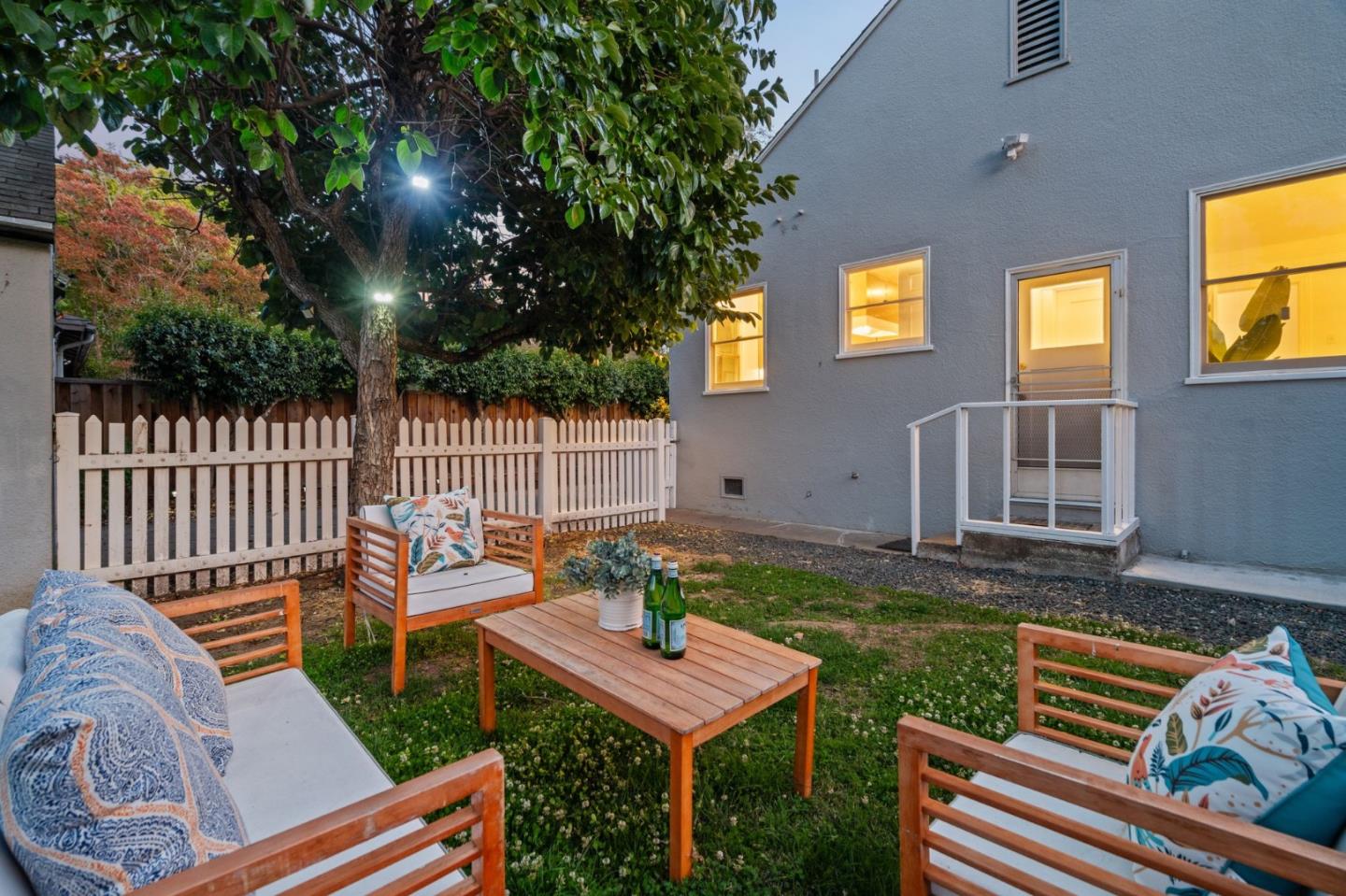Detail Gallery Image 28 of 31 For 1221 Middlefield Rd, Palo Alto,  CA 94301 - 3 Beds | 1 Baths