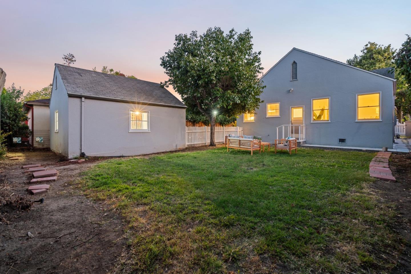 Detail Gallery Image 29 of 31 For 1221 Middlefield Rd, Palo Alto,  CA 94301 - 3 Beds | 1 Baths
