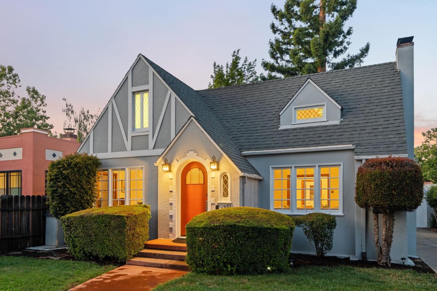 Detail Gallery Image 3 of 31 For 1221 Middlefield Rd, Palo Alto,  CA 94301 - 3 Beds | 1 Baths
