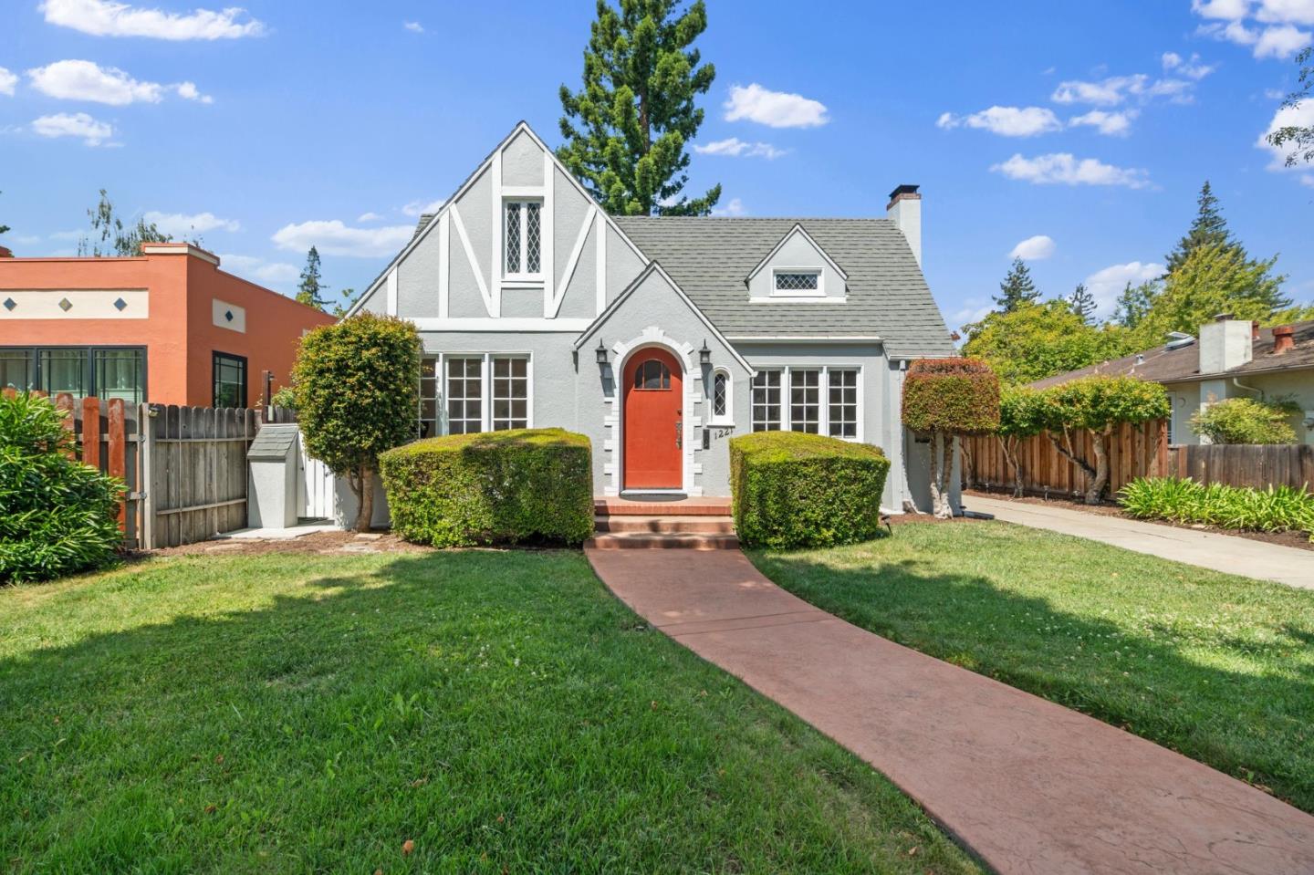Detail Gallery Image 4 of 31 For 1221 Middlefield Rd, Palo Alto,  CA 94301 - 3 Beds | 1 Baths