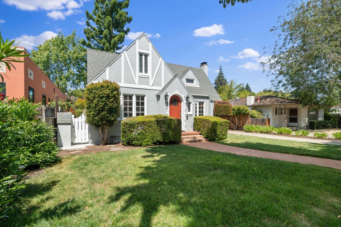 Detail Gallery Image 5 of 31 For 1221 Middlefield Rd, Palo Alto,  CA 94301 - 3 Beds | 1 Baths