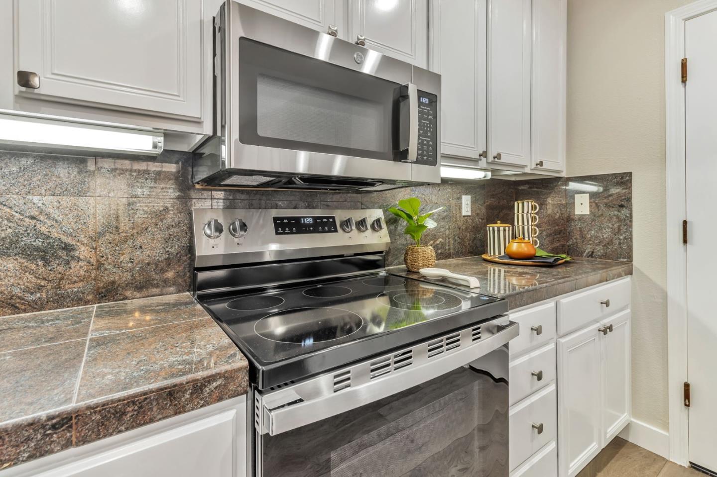 Detail Gallery Image 7 of 31 For 72 Cannery Cir, Campbell,  CA 95008 - 3 Beds | 2/1 Baths