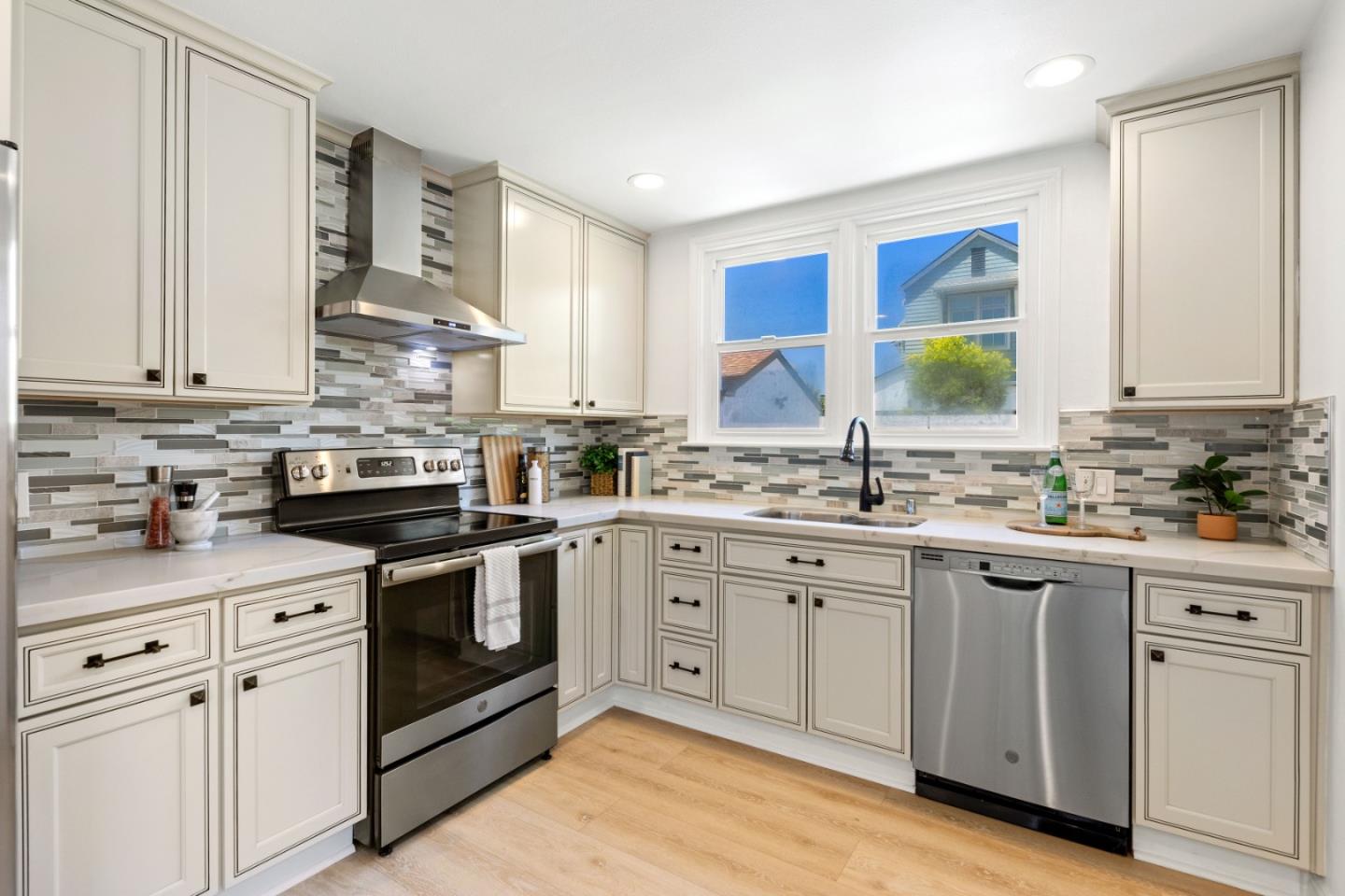 Detail Gallery Image 16 of 72 For 1032 Toyon Dr, Burlingame,  CA 94010 - 4 Beds | 3 Baths