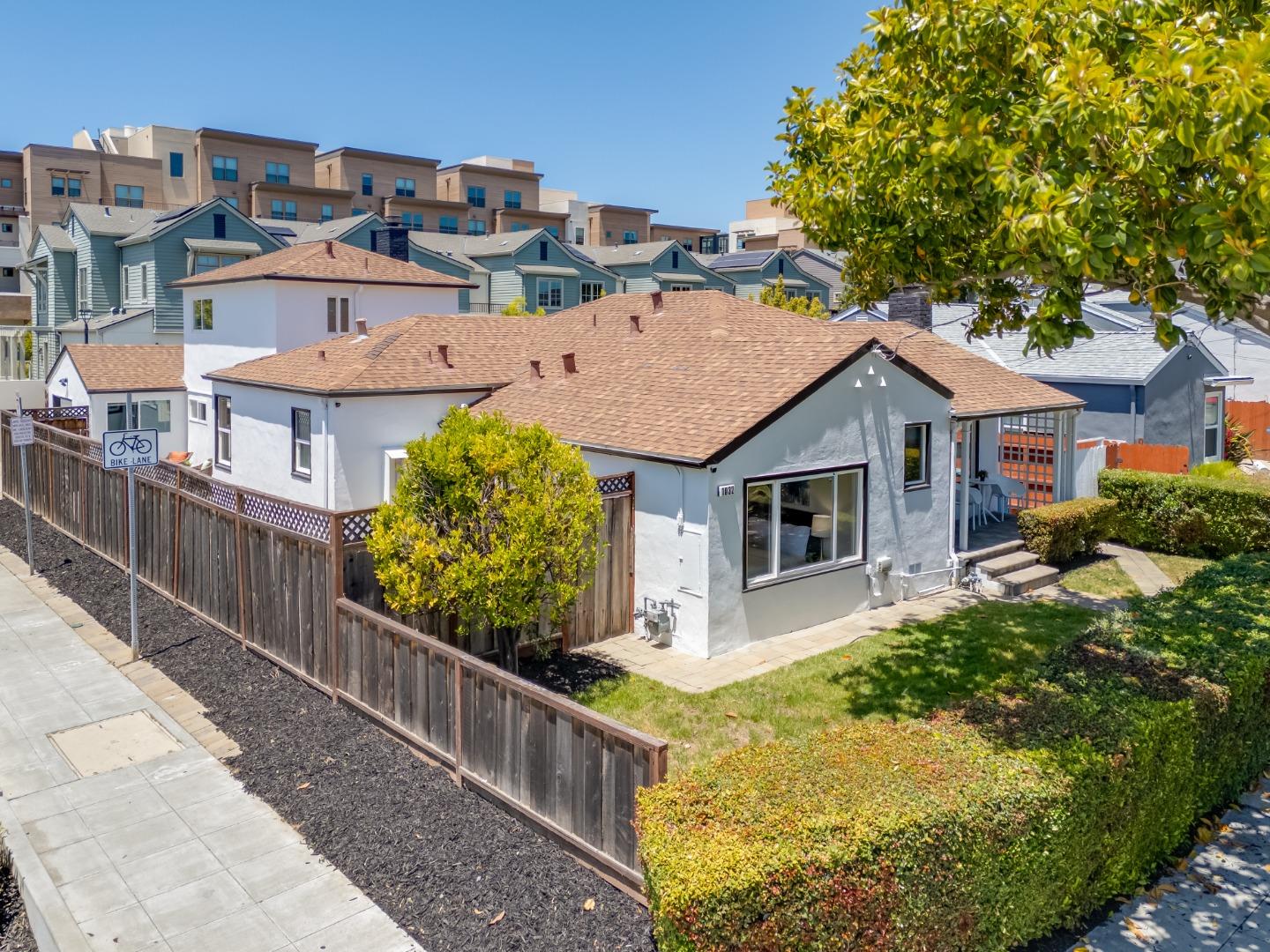 Detail Gallery Image 4 of 72 For 1032 Toyon Dr, Burlingame,  CA 94010 - 4 Beds | 3 Baths