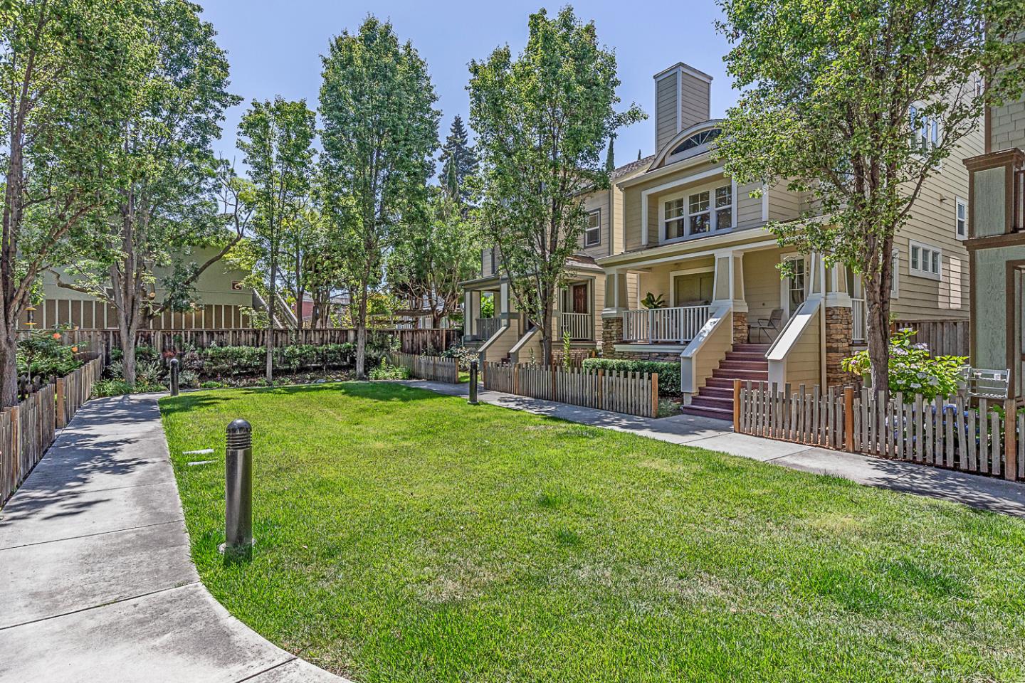 Detail Gallery Image 2 of 24 For 185 Hamwood Ter, Mountain View,  CA 94043 - 3 Beds | 3/1 Baths