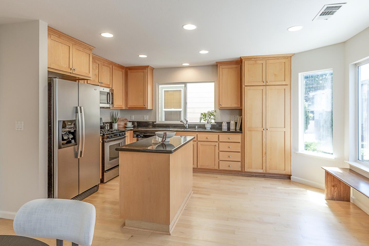 Detail Gallery Image 8 of 24 For 185 Hamwood Ter, Mountain View,  CA 94043 - 3 Beds | 3/1 Baths