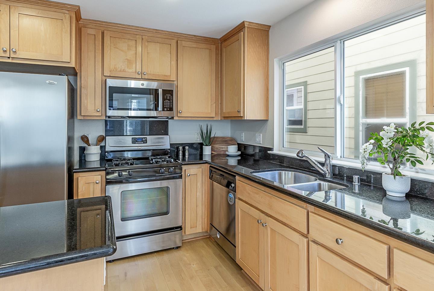 Detail Gallery Image 9 of 24 For 185 Hamwood Ter, Mountain View,  CA 94043 - 3 Beds | 3/1 Baths