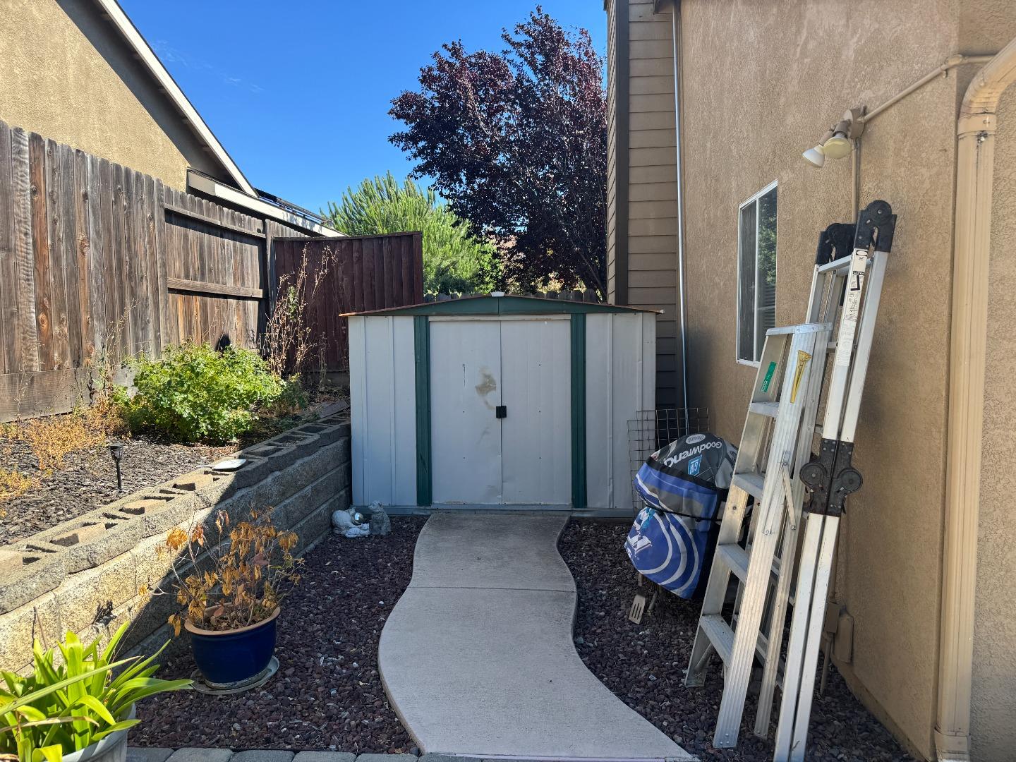 Detail Gallery Image 10 of 13 For 1550 Brighton Dr, Hollister,  CA 95023 - 3 Beds | 2 Baths