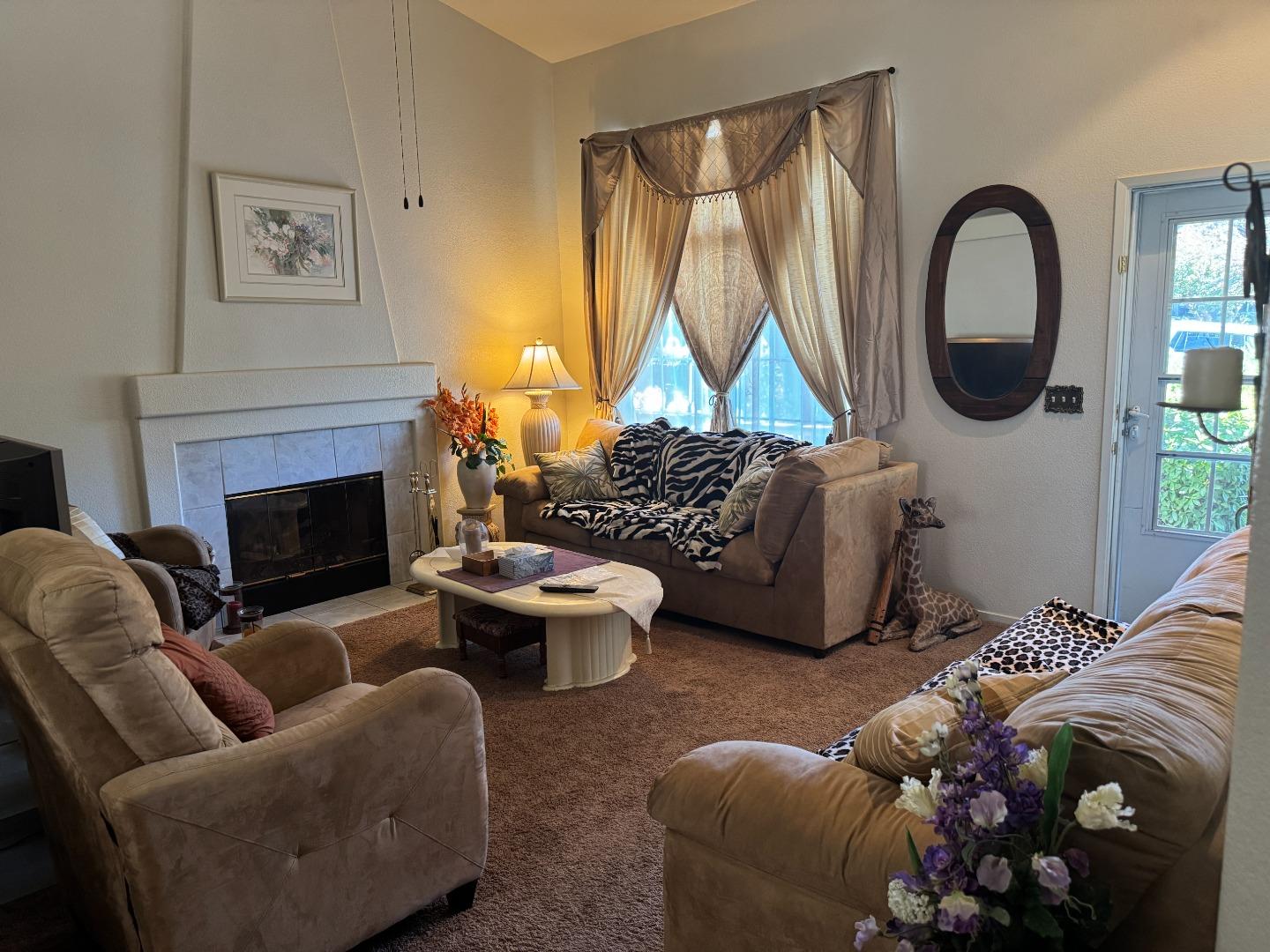 Detail Gallery Image 3 of 13 For 1550 Brighton Dr, Hollister,  CA 95023 - 3 Beds | 2 Baths