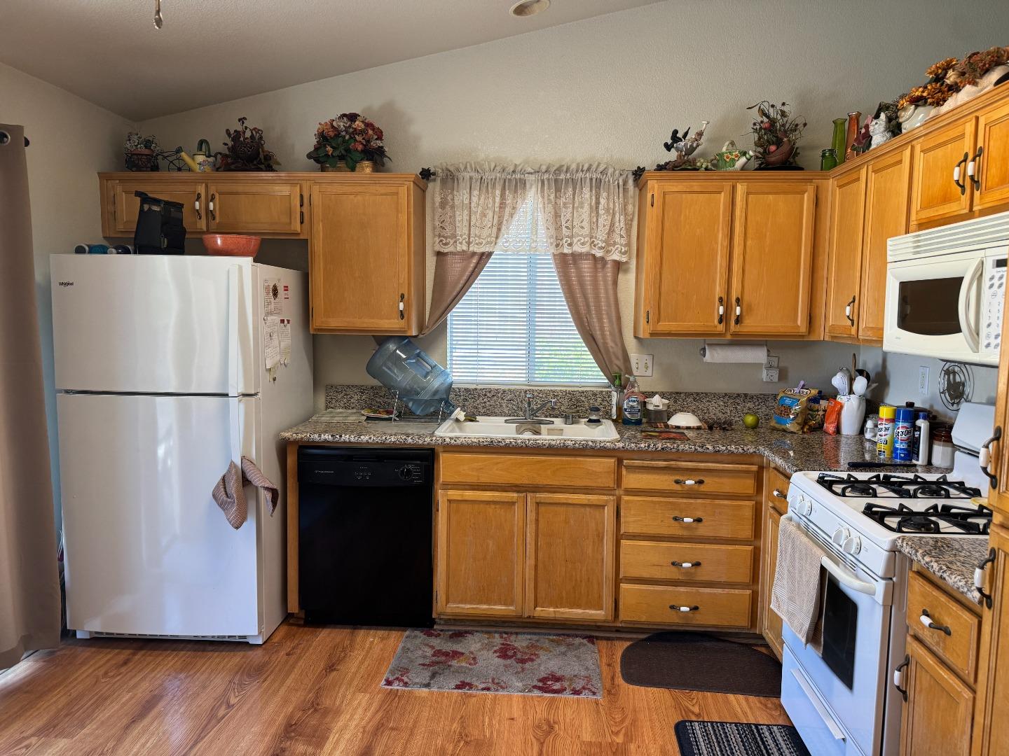 Detail Gallery Image 4 of 13 For 1550 Brighton Dr, Hollister,  CA 95023 - 3 Beds | 2 Baths