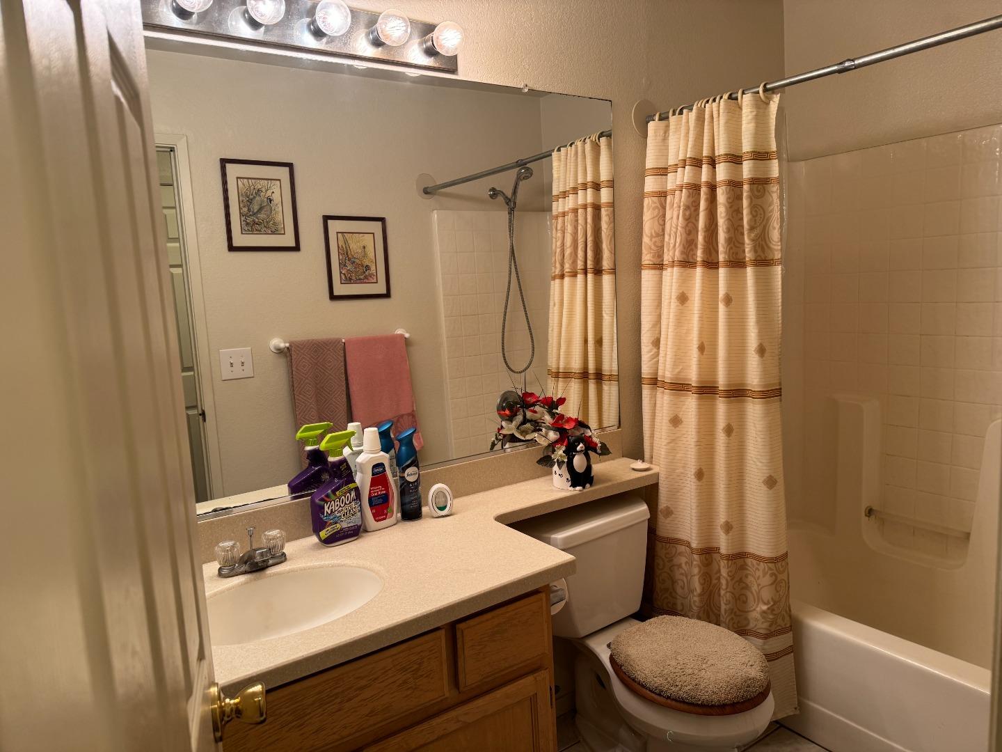 Detail Gallery Image 6 of 13 For 1550 Brighton Dr, Hollister,  CA 95023 - 3 Beds | 2 Baths