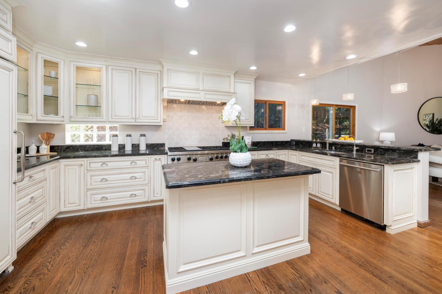 Detail Gallery Image 10 of 34 For 81 Devonshire Cir, San Carlos,  CA 94070 - 5 Beds | 4 Baths