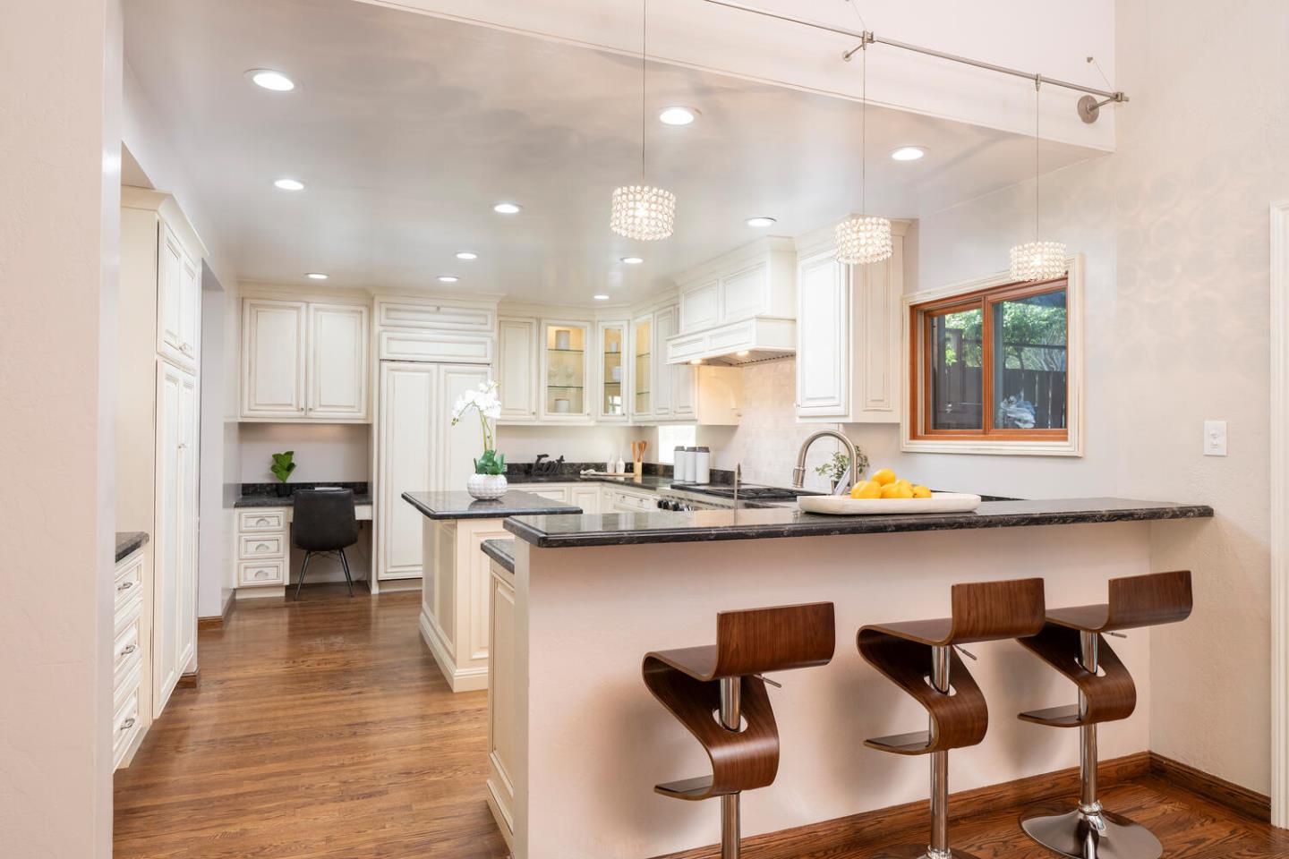 Detail Gallery Image 11 of 34 For 81 Devonshire Cir, San Carlos,  CA 94070 - 5 Beds | 4 Baths