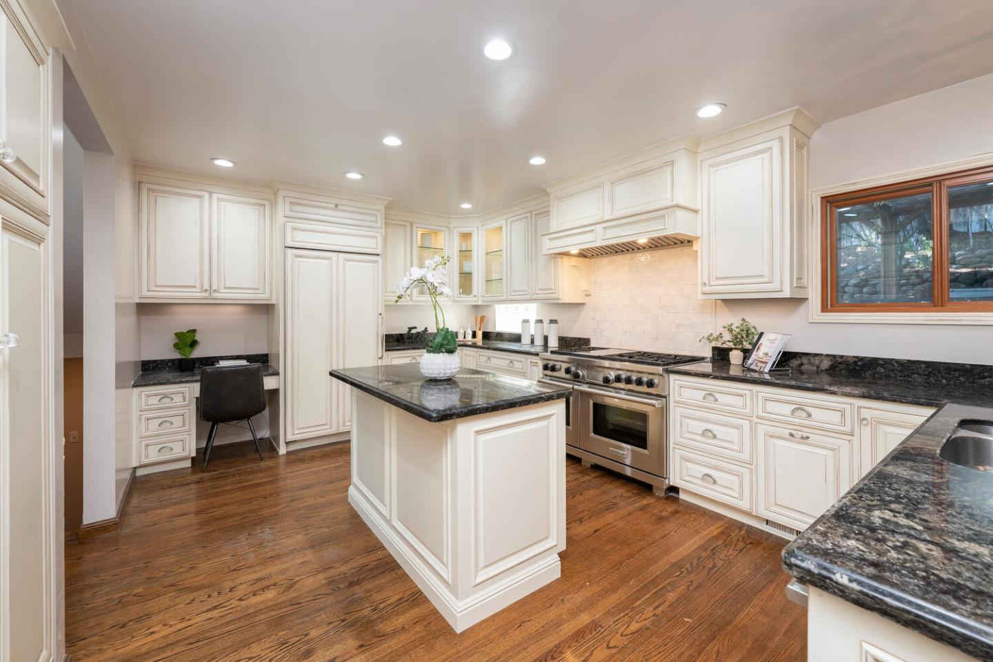 Detail Gallery Image 12 of 34 For 81 Devonshire Cir, San Carlos,  CA 94070 - 5 Beds | 4 Baths