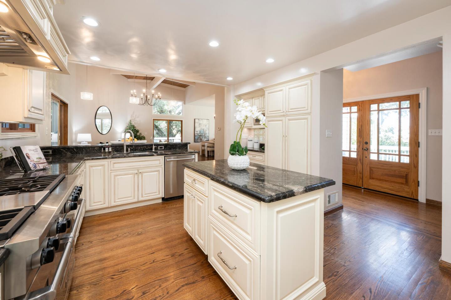 Detail Gallery Image 9 of 34 For 81 Devonshire Cir, San Carlos,  CA 94070 - 5 Beds | 4 Baths