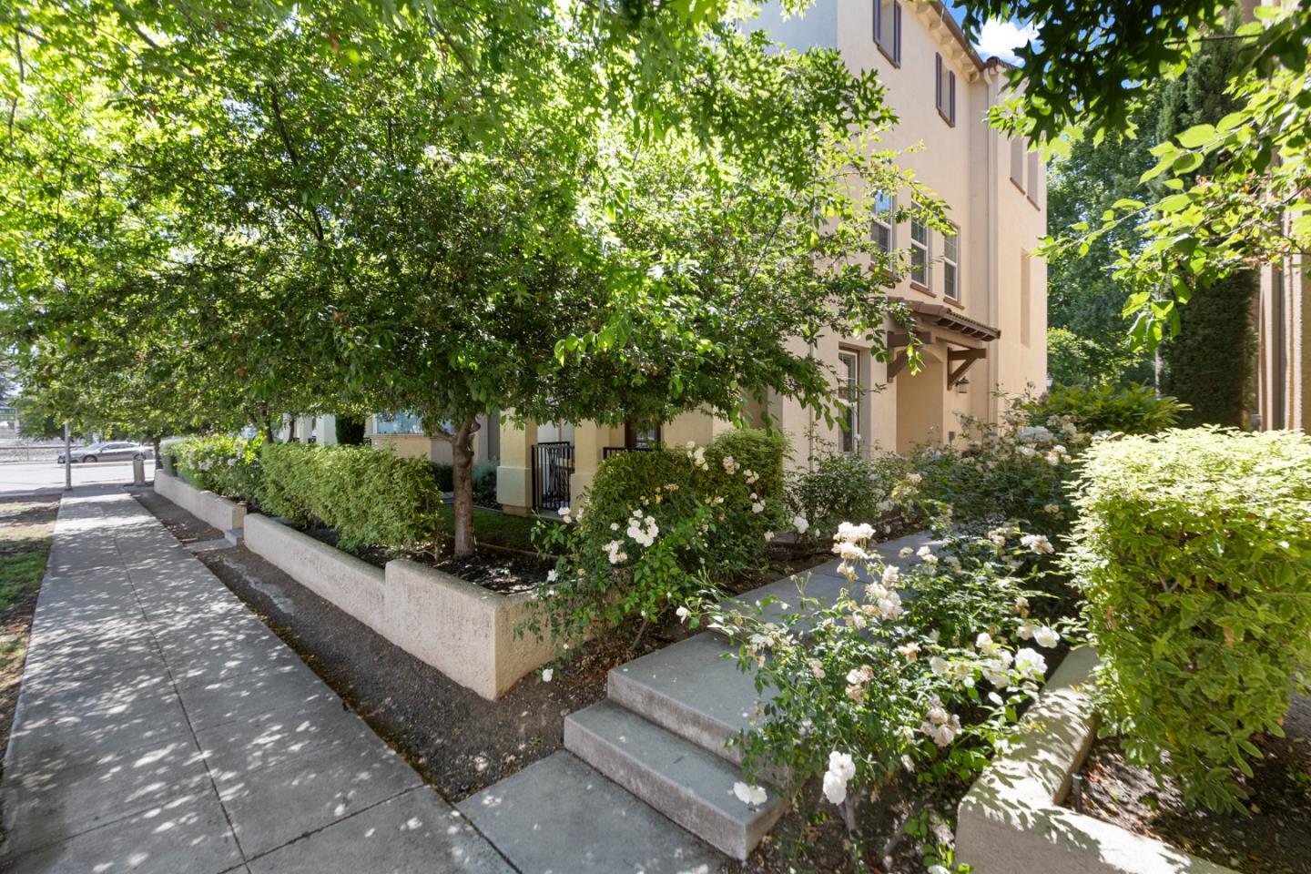 Detail Gallery Image 2 of 60 For 211 Okeefe Way, Mountain View,  CA 94041 - 3 Beds | 3/1 Baths