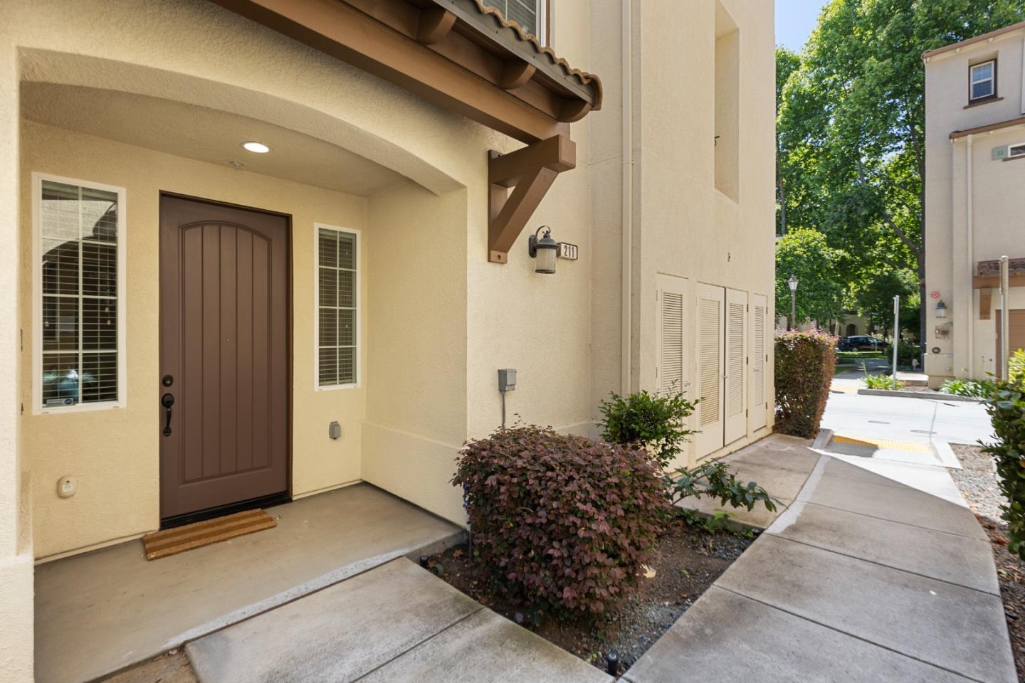 Detail Gallery Image 3 of 60 For 211 Okeefe Way, Mountain View,  CA 94041 - 3 Beds | 3/1 Baths