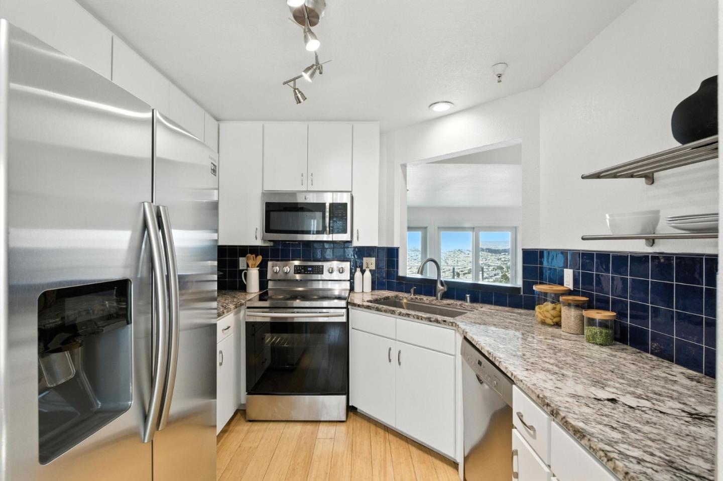 Detail Gallery Image 13 of 42 For 580 Pointe Pacific #6,  Daly City,  CA 94014 - 2 Beds | 2 Baths