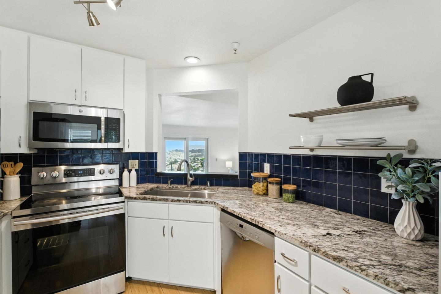 Detail Gallery Image 14 of 42 For 580 Pointe Pacific #6,  Daly City,  CA 94014 - 2 Beds | 2 Baths