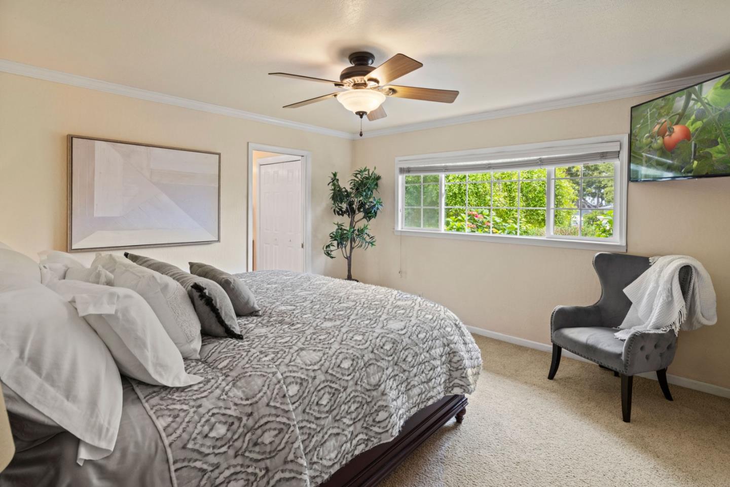 Detail Gallery Image 10 of 27 For 1255 Josselyn Canyon Rd, Monterey,  CA 93940 - 5 Beds | 3 Baths