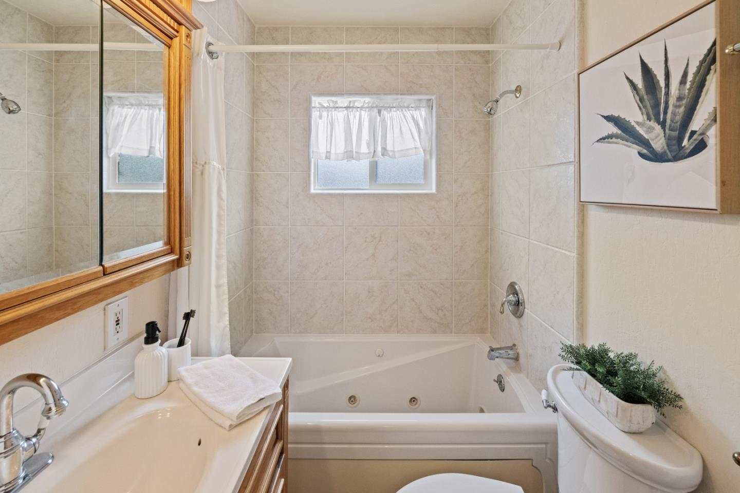 Detail Gallery Image 12 of 27 For 1255 Josselyn Canyon Rd, Monterey,  CA 93940 - 5 Beds | 3 Baths