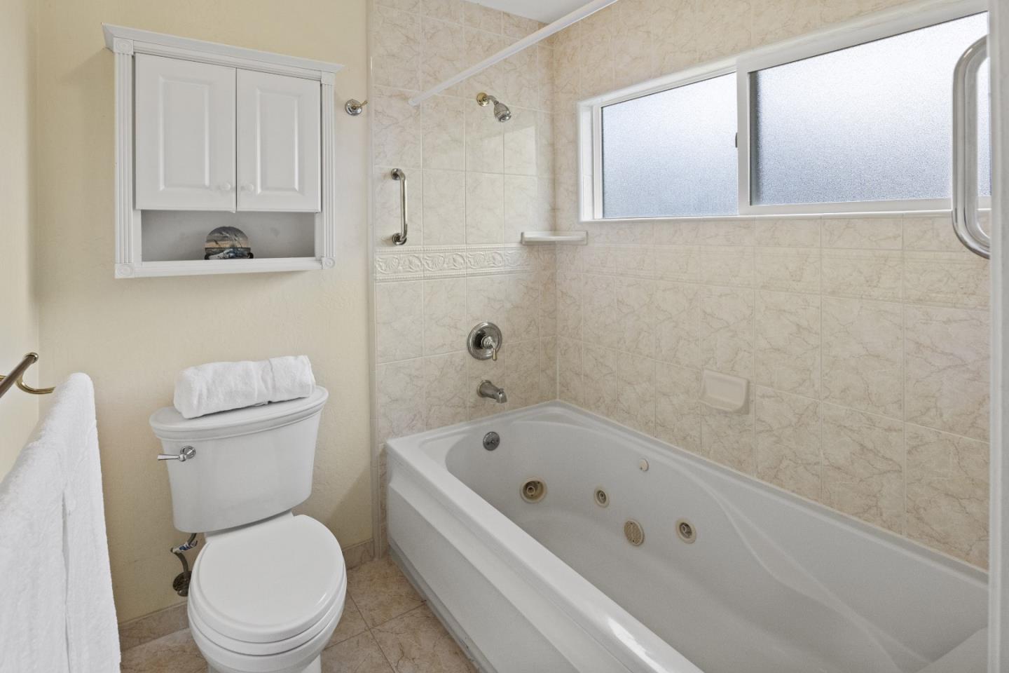 Detail Gallery Image 14 of 27 For 1255 Josselyn Canyon Rd, Monterey,  CA 93940 - 5 Beds | 3 Baths