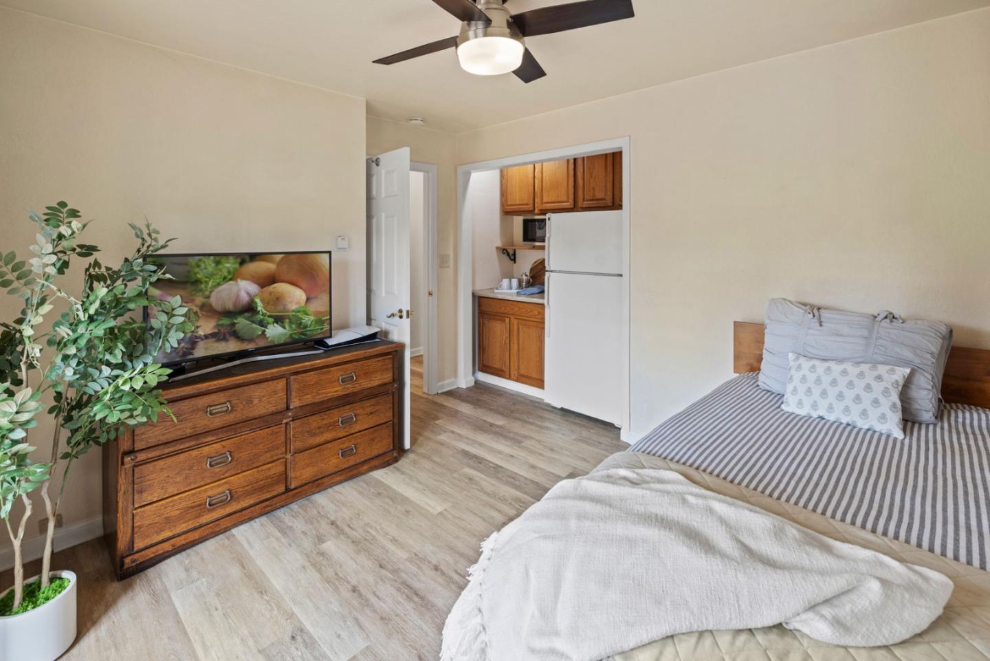 Detail Gallery Image 15 of 27 For 1255 Josselyn Canyon Rd, Monterey,  CA 93940 - 5 Beds | 3 Baths
