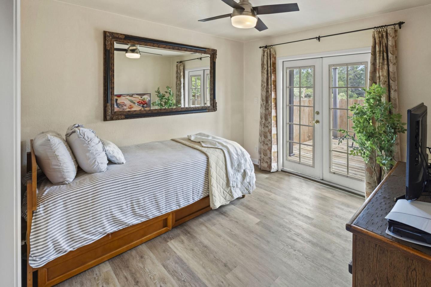 Detail Gallery Image 16 of 27 For 1255 Josselyn Canyon Rd, Monterey,  CA 93940 - 5 Beds | 3 Baths