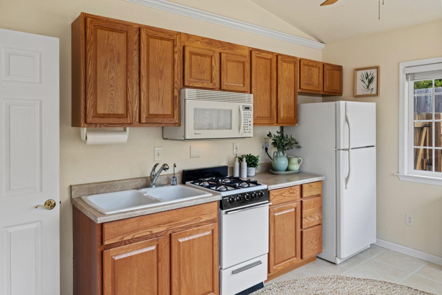 Detail Gallery Image 18 of 27 For 1255 Josselyn Canyon Rd, Monterey,  CA 93940 - 5 Beds | 3 Baths