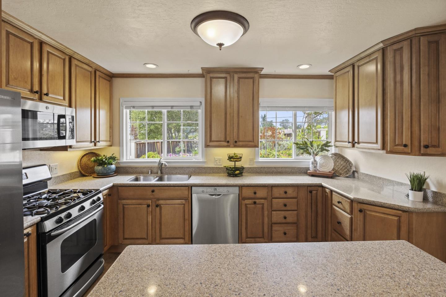 Detail Gallery Image 8 of 27 For 1255 Josselyn Canyon Rd, Monterey,  CA 93940 - 5 Beds | 3 Baths