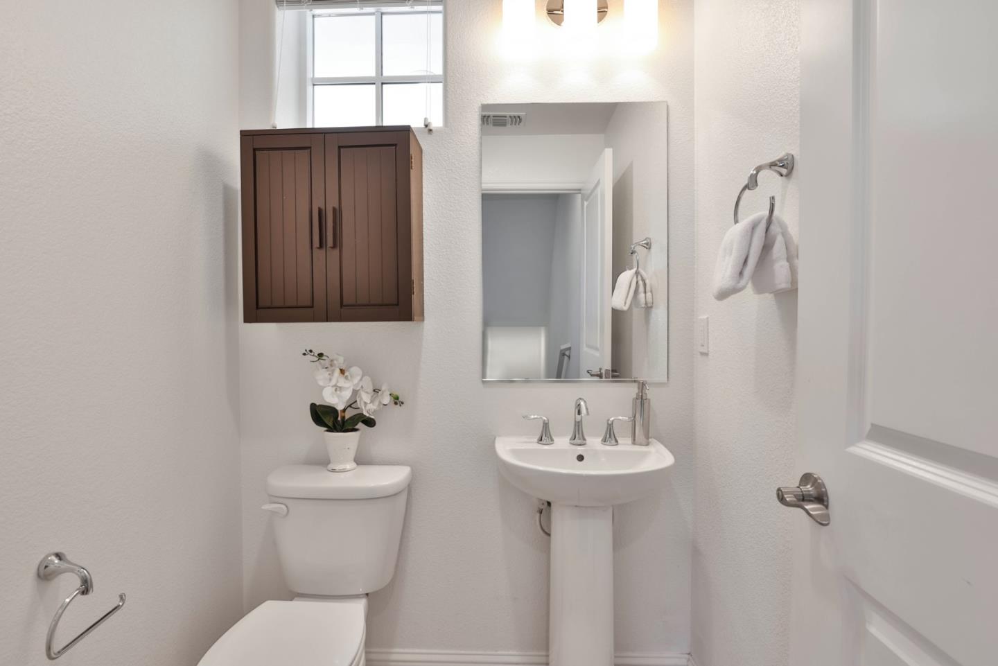 Detail Gallery Image 10 of 20 For 3917 Pyramid Way, Mountain View,  CA 94043 - 2 Beds | 2/1 Baths