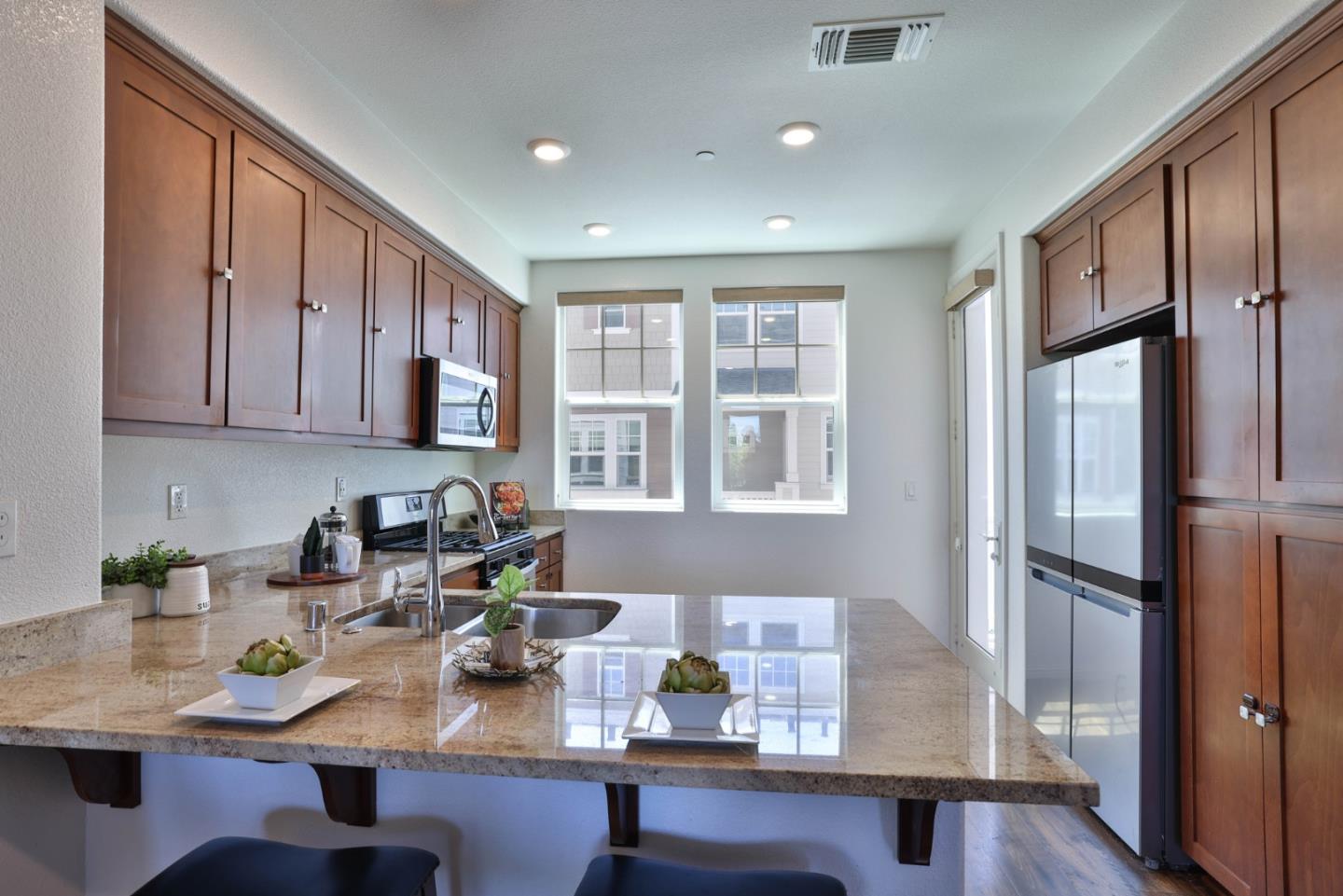 Detail Gallery Image 7 of 20 For 3917 Pyramid Way, Mountain View,  CA 94043 - 2 Beds | 2/1 Baths