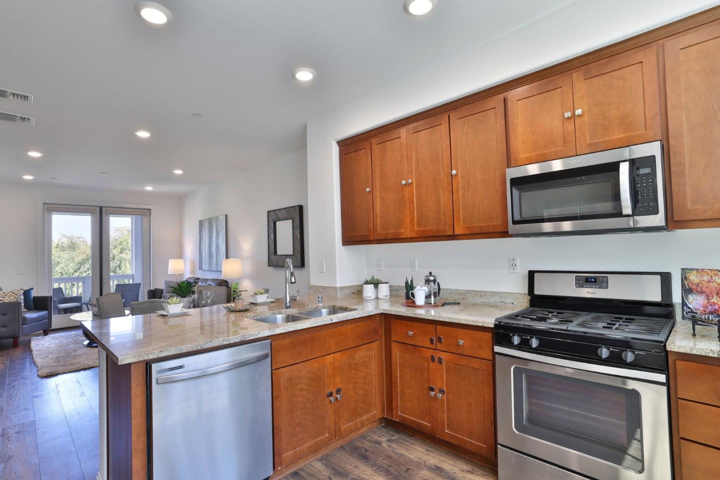 Detail Gallery Image 8 of 20 For 3917 Pyramid Way, Mountain View,  CA 94043 - 2 Beds | 2/1 Baths
