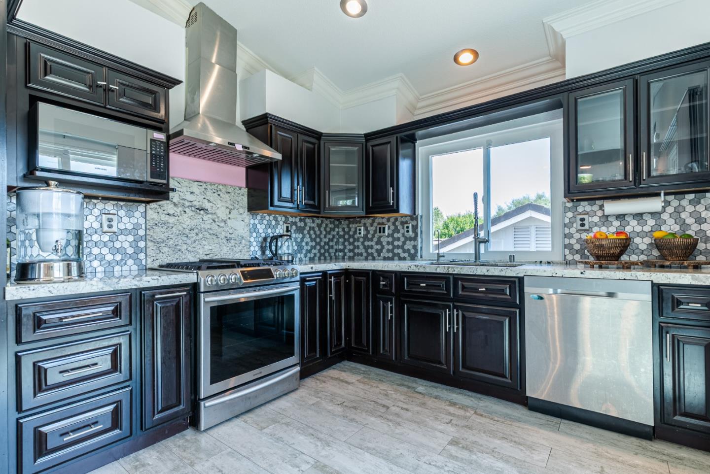 Detail Gallery Image 8 of 42 For 9251 Mockingbird Ln, Gilroy,  CA 95020 - 4 Beds | 2/1 Baths