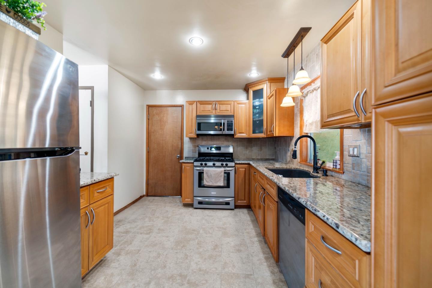 Detail Gallery Image 9 of 33 For 2280 Zoria Cir, San Jose,  CA 95131 - 4 Beds | 2 Baths