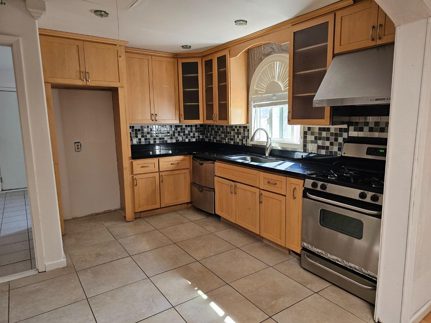 Detail Gallery Image 7 of 43 For 1880 Norseman Dr, San Jose,  CA 95133 - 6 Beds | 3 Baths