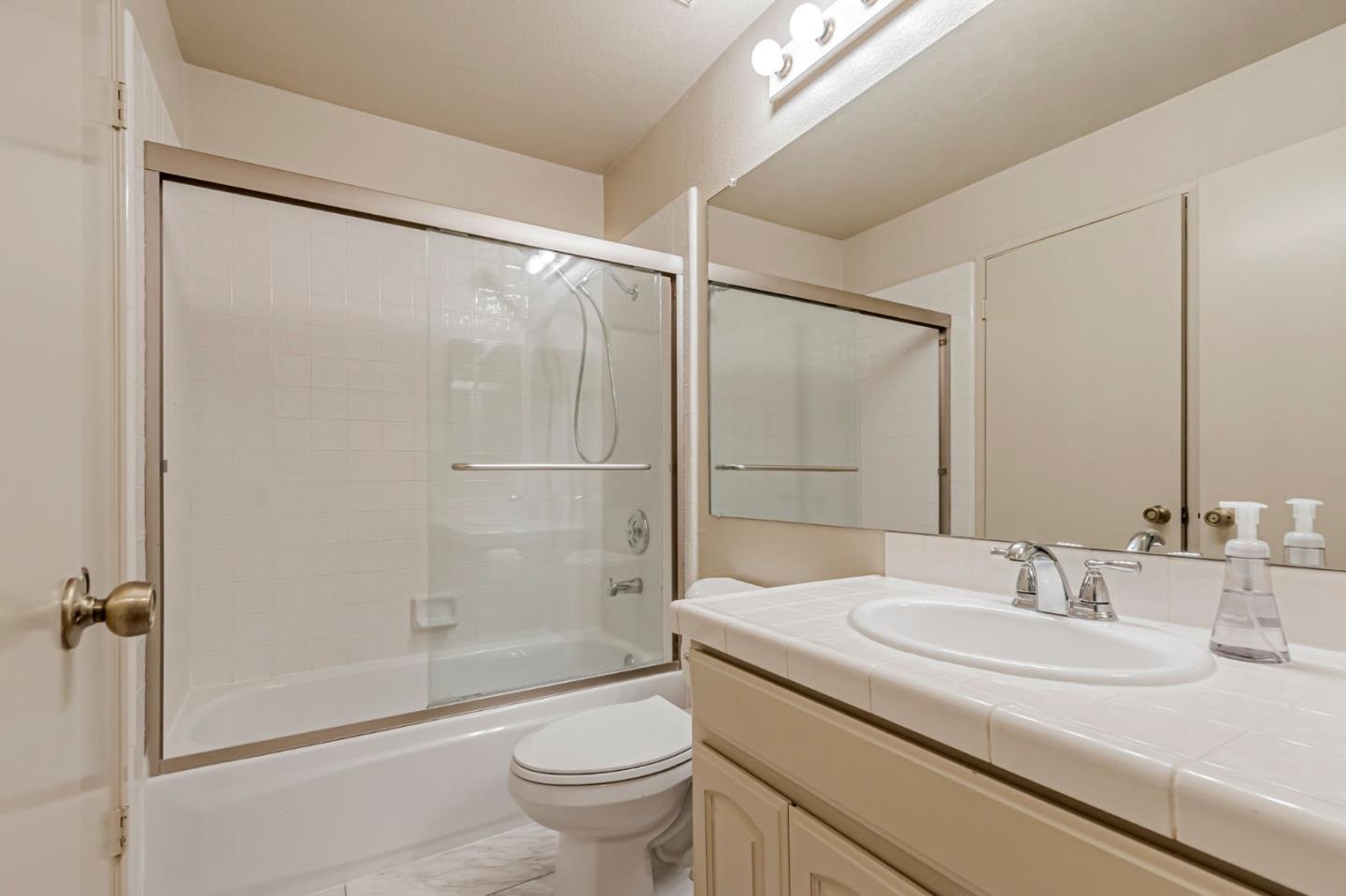 Detail Gallery Image 13 of 26 For 5703 Makati Cir #D,  San Jose,  CA 95123 - 2 Beds | 2 Baths