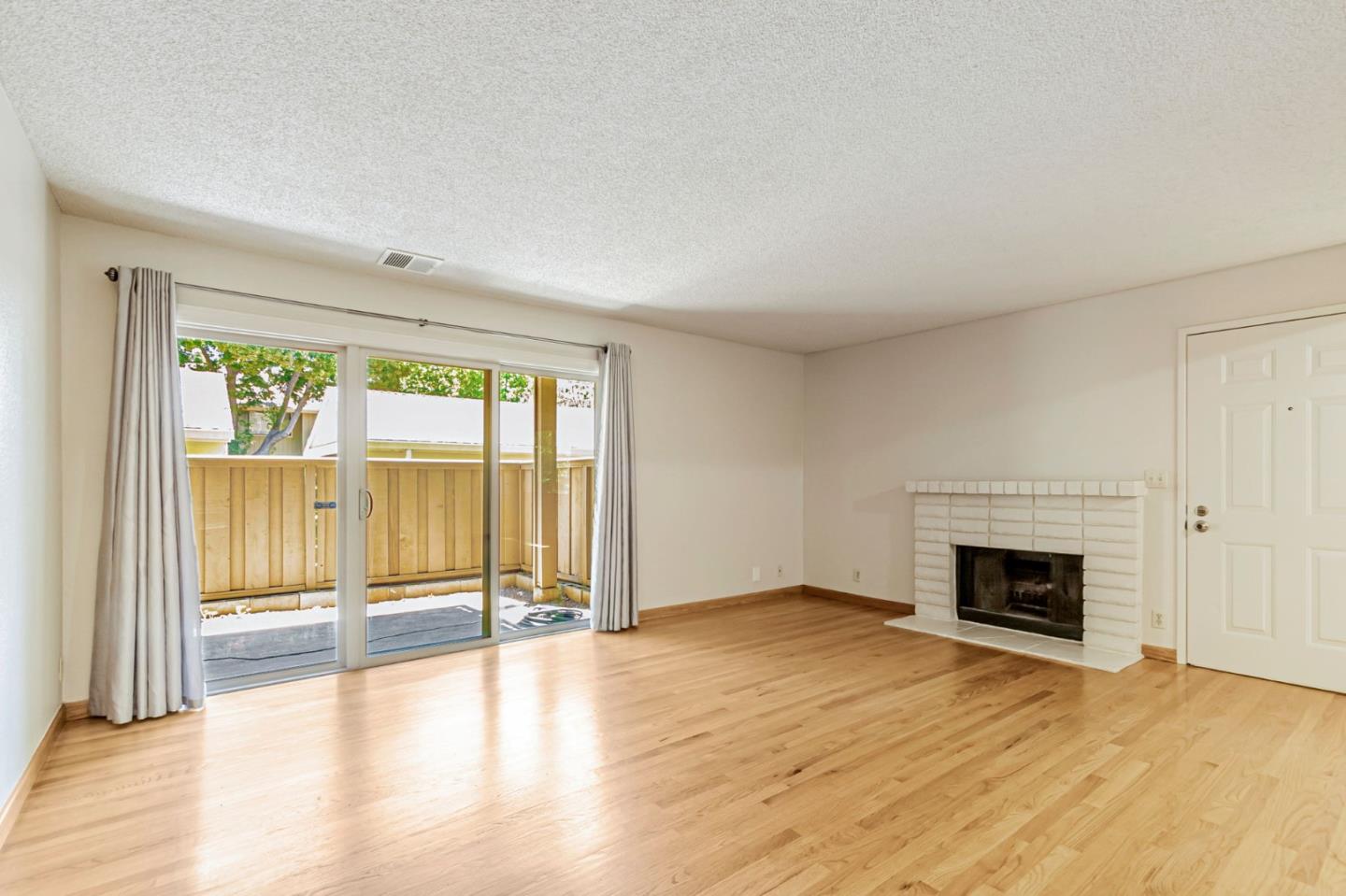 Detail Gallery Image 3 of 26 For 5703 Makati Cir #D,  San Jose,  CA 95123 - 2 Beds | 2 Baths