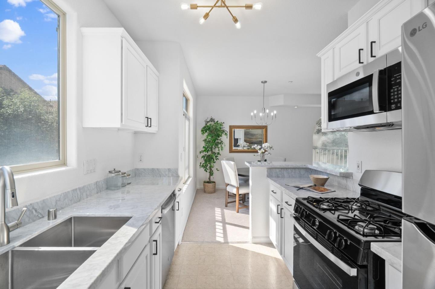 Detail Gallery Image 12 of 31 For 25118 Angelina Ln #20,  Hayward,  CA 94544 - 2 Beds | 2/1 Baths